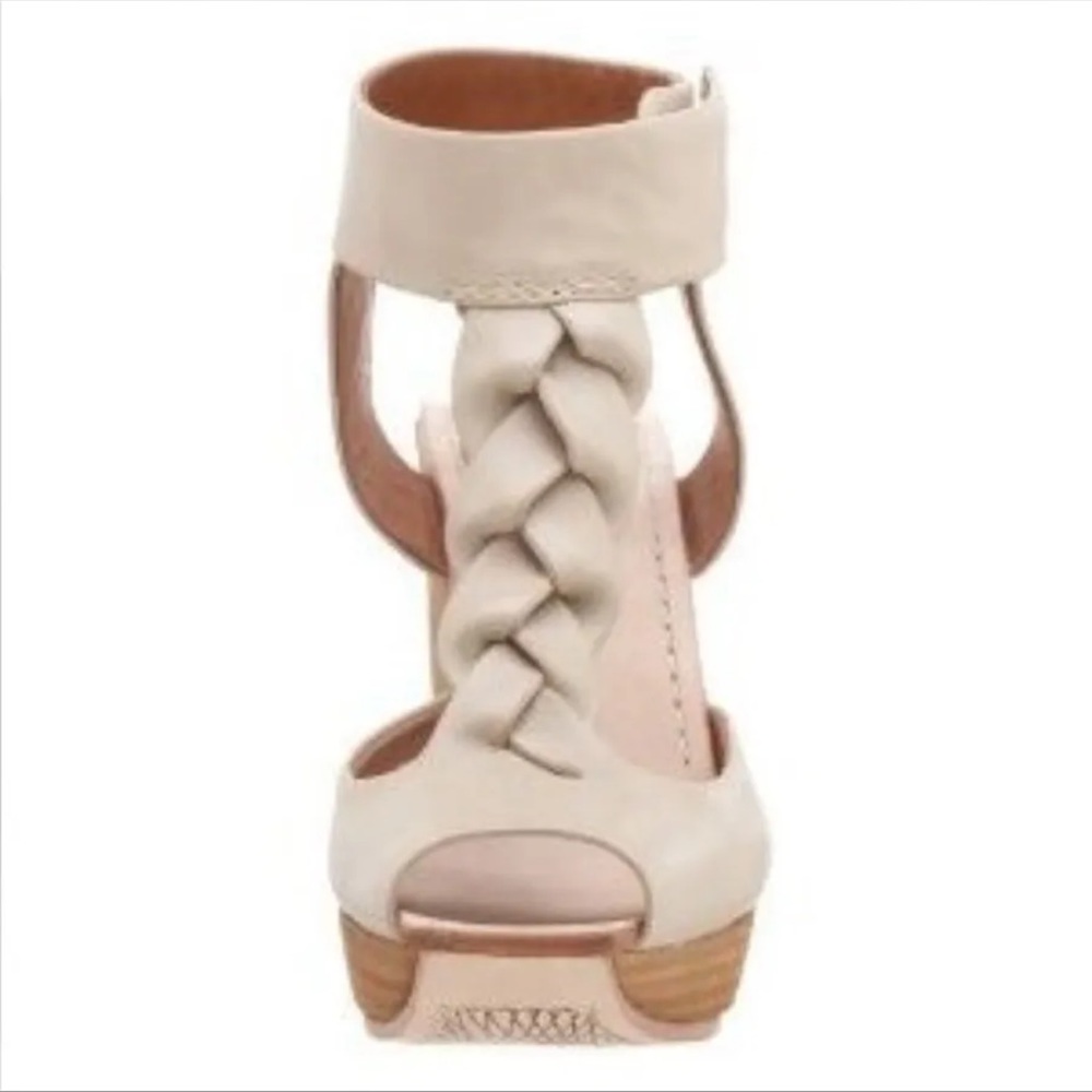 Modern Vintage Troppa Leather T Strap Tan Sandals Size 8.5
